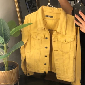 GUL JEANSJACKA💛 - Gul jeansjacka som är i en lite kortare model 💛           Endast använd ett fåtal ggr. Köpare står för frakt 📦 