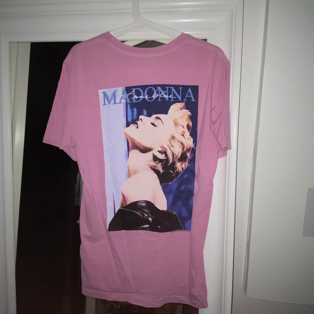 T-shirt med Madonna på baksidan från HM i str XS men är som en S 💕. T-shirts.