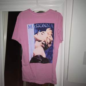 T-shirt med Madonna på baksidan från HM i str XS men är som en S 💕