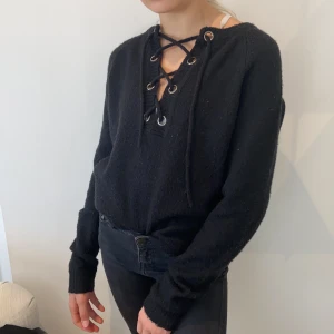 Stickad ifrån rut&circle - Svart stickad tröja med snörning. Väldigt snygg och kan användas till allt. Frakt 37kr🖤