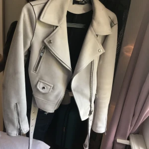  Biker jacket - Beige jacka från Zara i mockaimitation säljer p.g.a  för liten storlek. Jätte fin för både höst och vår! 