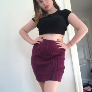 Ribbad mini kjol - Burgudy lila/röd kjol från Design Lab by Lord & Taylor. Köpt i USA, fint använt skick. Ribbat material så den är superstretchig, storlek M men passar även S. Lite State då märket är dyrt :) 150kr Fraktar eller möts i Sthlm 