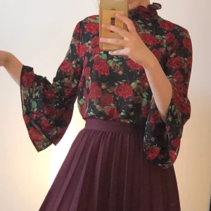 blus från monki - supersöt blus från monki som bara provats. älskar ärmarna som ger lite vampyr-känsla:3 