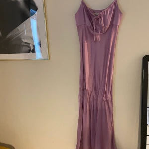 Klänning från zara - Klänning från Zara, använd en gång. Storlek xs, nypris 400. Säljer för 100 kr.  Hämtas i Borås eller skickas. Köparen står för frakt! :)