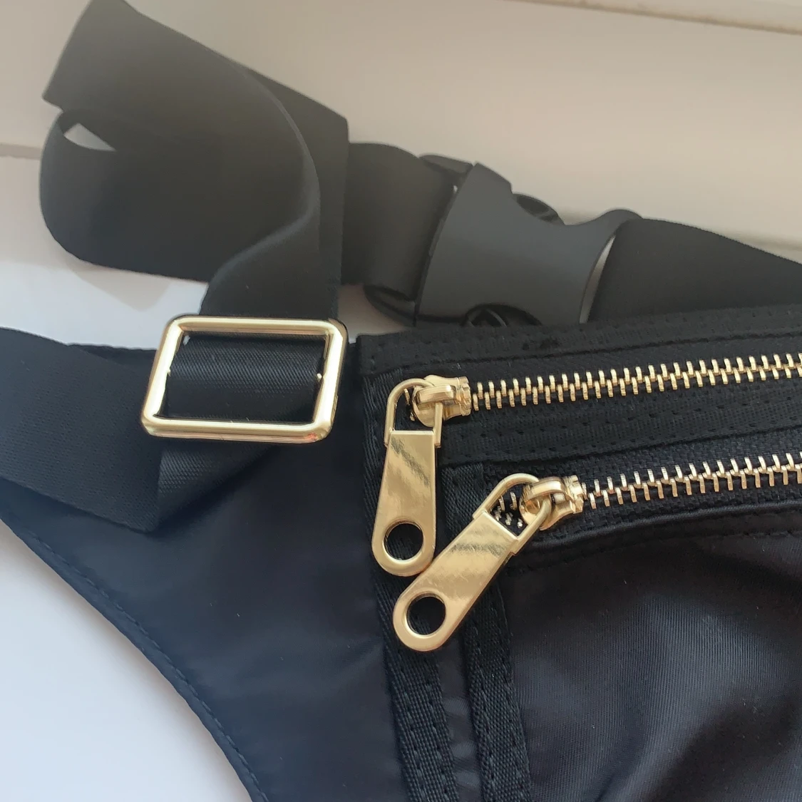 Midjeväska med gulddetaljer från H&M - 91