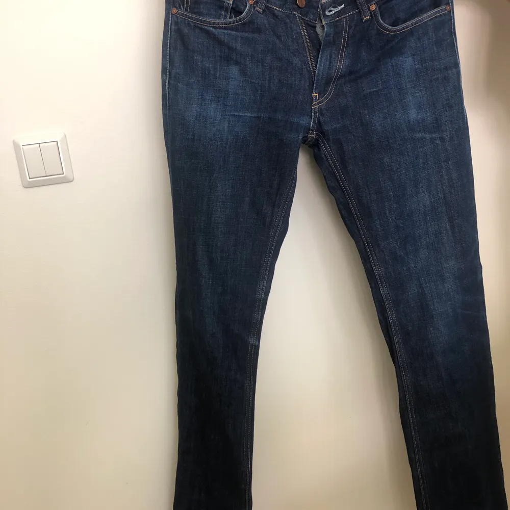 Mörkblå jeans från Acne! Storleken skulle jag säga motsvarar en S men långa i benen💞 nypris 1500kr säljer för 350kr + frakt!. Jeans & Byxor.