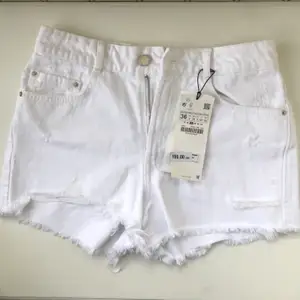 Vita jeansshorts som aldrig är använda! Frakt 63 kronor om paketet ska kunna vara spårbart!💕