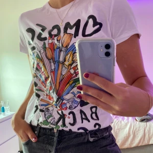 T-shirt Moschino  - cool tisha med tryck från Moschino, sitter snyggt oversized på en xs/s. Använd ett fåtal gånger. Frakt tillkommer på 42 kr ❣️