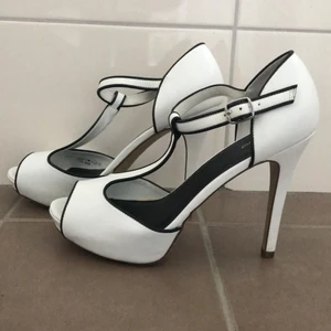 Klackskor  - Klackskor i storlek 39. Svart och vita. Klackhöjd ca 12cm. Plus frakt 88kr