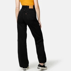 Ribcage wide leg Levis  - Säljer nu mina otroligt snygga Levis jeans då de har blivit för korta på mig. Köpte de nya för 1249. Startbud 600 + frakt. 🦋