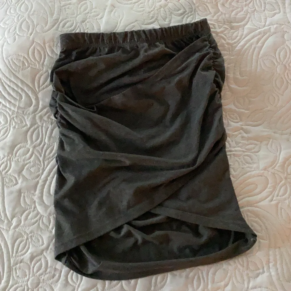 En tight fold over kjol i fin modell från NELLY. Perfekt passform som blir längre baktill för en snygg och praktisk kjol. ORGINALPRIS: 299kr                                           PRISET ÄR FÖRHANDLINGSBART!!!!. Kjolar.