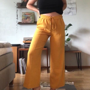Gula byxor ifrån mango  - Gula byxor ifrån Mango! Tredje bilden visar en närbild på tyget. Varsamt använda. Frakt tillkommer 