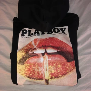 Playboy hoodie storlek 34 - Supersnygg Playboy hoodie, slutsåld överallt. Buda från 200kr