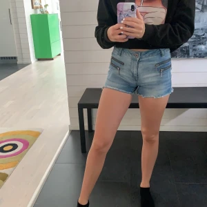 Only  - Ljusblåa shorts med fake dragkedjor. Storlek S och är i bra skick.