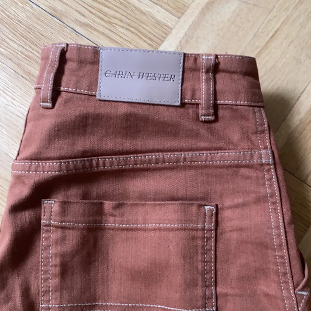 Helt nya, oanvända Carin Wester byxor. Ny pris 600kr.       Anledning till varför ja säljer är att dem är för små. . Jeans & Byxor.