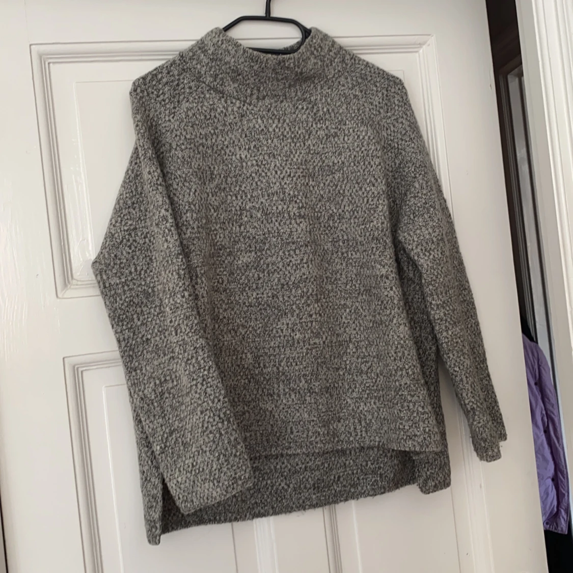 Grå stickad tröja