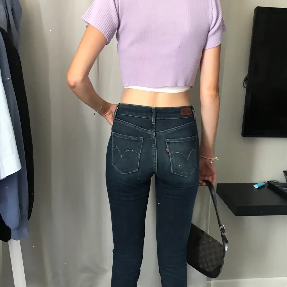 Säljer dessa superfina Levis jeans i storlek 26! skulle säga att de är mid waist Jag är 175 och de är lite korta på mig :) . Jeans & Byxor.