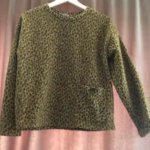 Zara leopard oversized men kort stickad tröja ifrån barnavdelningen i storlek 164 men passar absolut en XS. Har en ficka med knapp se bild 2. Frakt tillkommer