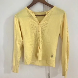 Modern gul kofta  - En jättefin och modern gul kofta från pompdelux. I fint skick. Perfekt att ha den som antingen kofta eller en söt topp. I storlek 152 (barnstorlek) men är en Xs-S. Frakt tillkommer som köparen står för. Priset går att diskutera. Vid frågor så hör av er.