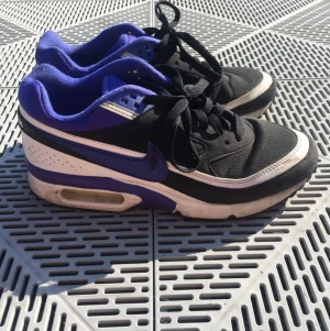 Nike air max - Fick dom av en vän. Någon har signerat ena kanten. Osäker vem :(