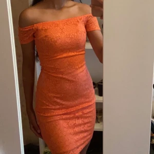 Klänning - en så vacker och snygg tajt. klänning från gina tricot.  Använd 3 gånger och är som ny den har en fin passform 💞💞😍. Tyget inuti är så mjukt och len mot kroppen dessutom!  klänningen är off shoulder