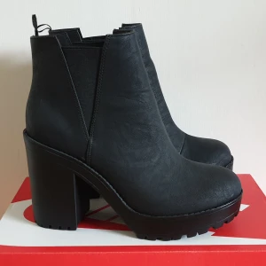 NYA H&M Chunky Chelsea Platform Boots - Oanvända boots från H&M Divided i storlek 40, endast provade inomhus. Nypris 299 kr. Katt har funnits i hemmet 🐱 Pris kan diskuteras, PM för frakt!