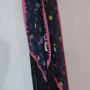 Zadig & Voltaire siden foulard/scarf  - Zadig & Voltaire svart siden foulard/scarf i slipsstil, Pirat Tattoo-motiv, prydd med långa fransar. Made in Italy. Mått 180 x 20 cm.100 % Siden. Sparsamt använd. Pris 495 (ny 1300 kr) ink frakt alt avhämtning i Södertälje centrum el Fredhäll/Kungsholmen 