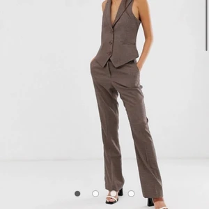 Bruna raka ”kostymbyxor”  - Supersnygga men slutsålda byxor från asos som är lite för långa för mig som är ca 160 :) aldrig använda, passar en 34/36 