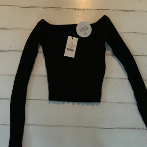 NAKD offshoulder tröja - Off shoulder tröja från NAKD i strl S. Oanvänd och därför i nytt skick. Slut på hemsidan. Hör gärna av dig vid intresse, pris kan diskuteras!