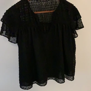 Zara svart blus strl XS - Fin svart blus i bra skick från Zara! 