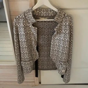 Odd Molly kofta strl 0 (XS) - Brun och vit mönstrad Odd Molly kofta. Två fickor och två snörningar som man kan knyta till en rosett. Väldigt fint skick, använts ett par gånger. Strl 0 (XS). Hör av dig vid intresse, pris kan diskuteras.