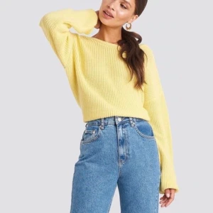 Stickad tröja med urringning  - Stickad tröja från nakd, kan både ha urringningen fram och bakåt, ljusgul färg, slut överallt, minsta höjning 20