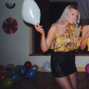 Topp - Snygg färgglad body, sparsamt använd 