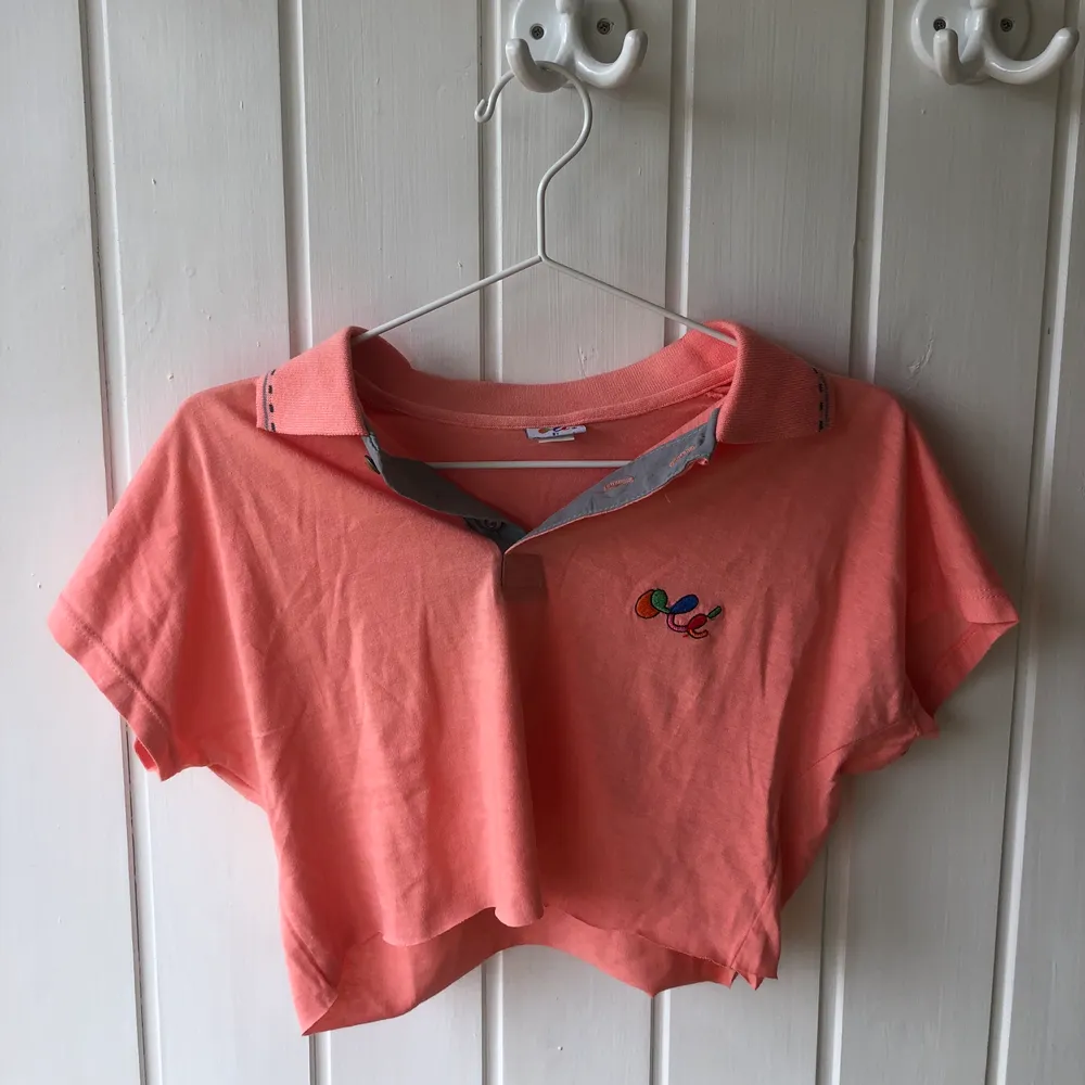 Avklippt piké tröja i jättefin korall Rosa färg 💕 passar XS-S. Toppar.