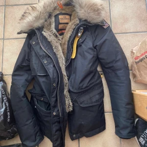 Parajumper jacka - Fin parajumpers jacka, har två märken till jackan man kan byta, ett rött samt svart. Är i storlek S, och är äkta. Inköpt för 10.000kr, kom därför inte med skambud. Jättefin vacker päls, perfekt vinterjacka då den har foder. Man får med allt till jackan.