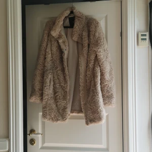 Pälsjacka - Jättefin pälsjacka från veromoda i storlek S. Den är lite missfärgad från en väska på axeln, därav billigt pris!💖
