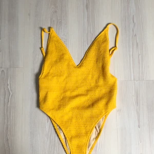 Baddräkt - Snygg gul baddräkt, köpte för ett par år sen! Passar jättebra på xs/s/m eftersom den töjer sig rätt bra! Om du undrar något är det bara att skriva till mig! 💛