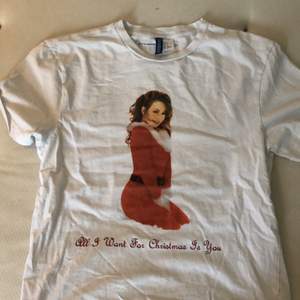 Säljer en T-shirt från herravdelningen med Mariah Carey och texten ”all I want for christmas i you”. Bra skick 