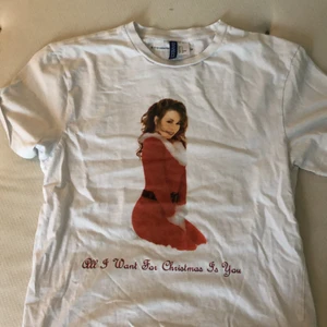 T-shirt - Säljer en T-shirt från herravdelningen med Mariah Carey och texten ”all I want for christmas i you”. Bra skick 