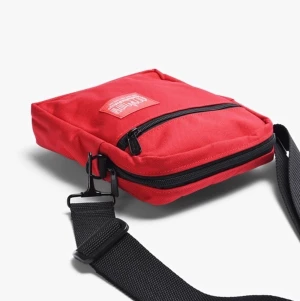 Manhattan PortageCity Lights Small Bag - Red 1403-RED Material 1000D CORDURA® Classic tyg  Volym 1,8 liter  Storlek 15,9 x 20,3 x 5,1 cm  Säljer pga att den inte kommer till användning, har använt en gång och har därför minimalt slitage:)