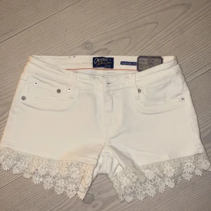 Vita jeans shorts - Vita crocker jeans shorts med mönstrad kant, aldrig använda, etikett sitter kvar, original pris 399kr