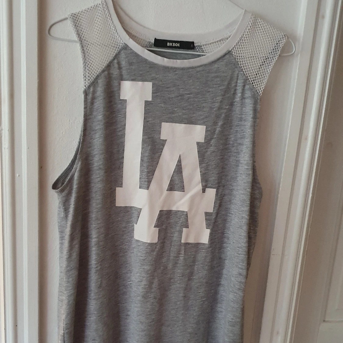 Grått basketlinne med tryck