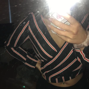 Randig omlott topp - Säljer denna tröja från HM då den inte kommit till särskilt mycket användning. Kan mötas, köparen står för frakten om det behövs.