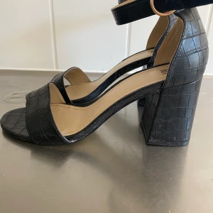 XIT Sandalett från Din Sko - Kom med bud! Säljer svarta mönstrade sandaletter från din sko strl 38, använda endast 1 gång då det är lite för små för mig. https://feetfirst.se/xit-sandalett-svarta-326078#32607839  