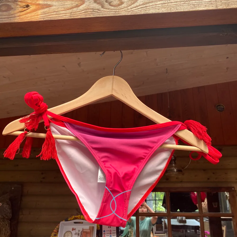 Oanvända bikinitrosor från Vero Moda, köptes endast för att få gratis frakt (köptes från Asos). Aldrig testade, men borde sitta som på modellen på första bilden 🌟 Köparen står för frakt (63 kr)!. Övrigt.