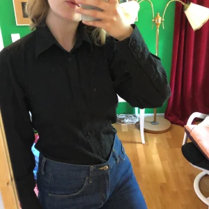 Svart skjorta - Svart skjorta med sjukt bra passform i exklusivt material från The Shirt Factory 🌸 Snäv midja och special edition designad av Linnea Braun, strl M :) Kan mötas eller leverera