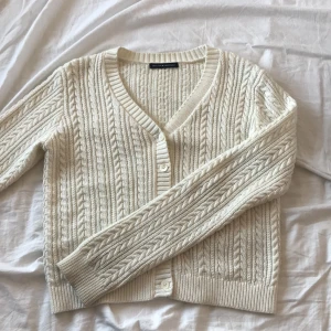 Vit kofta - Jätte söt kofta med urringning från Brandy Melville, har används bara några få gånger och är hyfsat ny💕💕💕Frakt ingår i priset.                                Budgivning sker i kommentarsfältet om många är intresserade💓💓