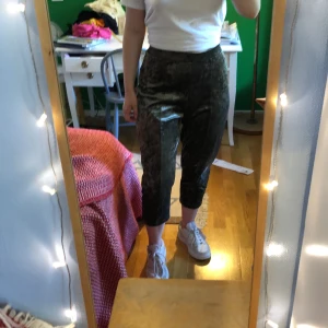 Sammetsbyxor  - Mysiga byxor i grön sammet, sjukaste skönaste mjukisbyxorna men kan även vara rejält festliga 🌼 Strl M från ZARA :) Kan mötas upp eller leverera