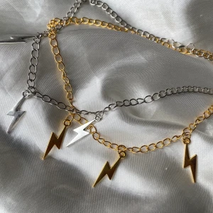 Jayden Flash Necklace ⚡️ - Silverfärgad kedja med tre silverfärgade blixtrar. Knäpp med en karbinhake för att kunna justera längden.  10% av vinsten går till våra två organisationer, Talita och BRIS. 
