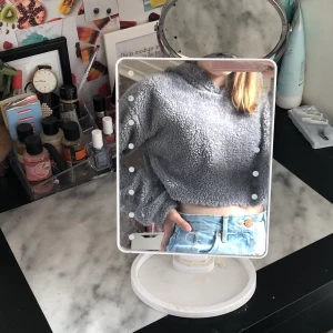 Mysig hoodie - Grå jätte mysig och varm hoddie. Har nästan aldrig använt den🤩storleken är d men skulle mer säga att den är xs 😚kunden betalar för frakten 